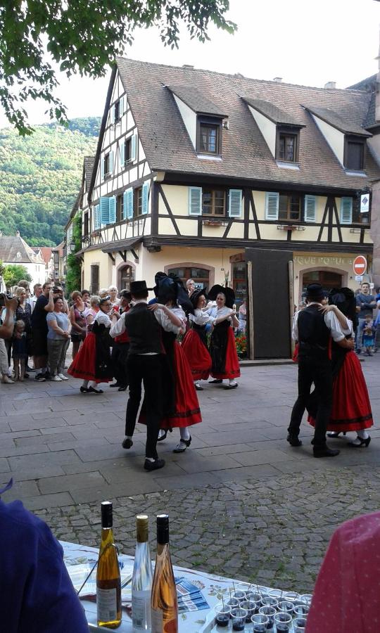 Danseurs en costumes traditionnels alsaciens lors d'une fête à Kaysersberg