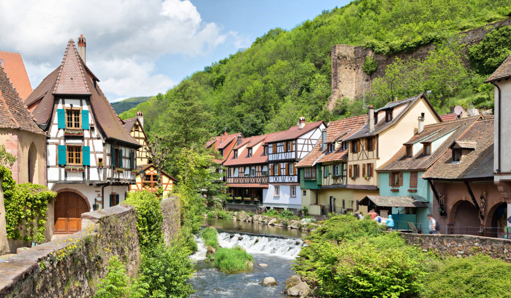 Vue du village de Kaysersberg avec la rivière et les maisons à colombages