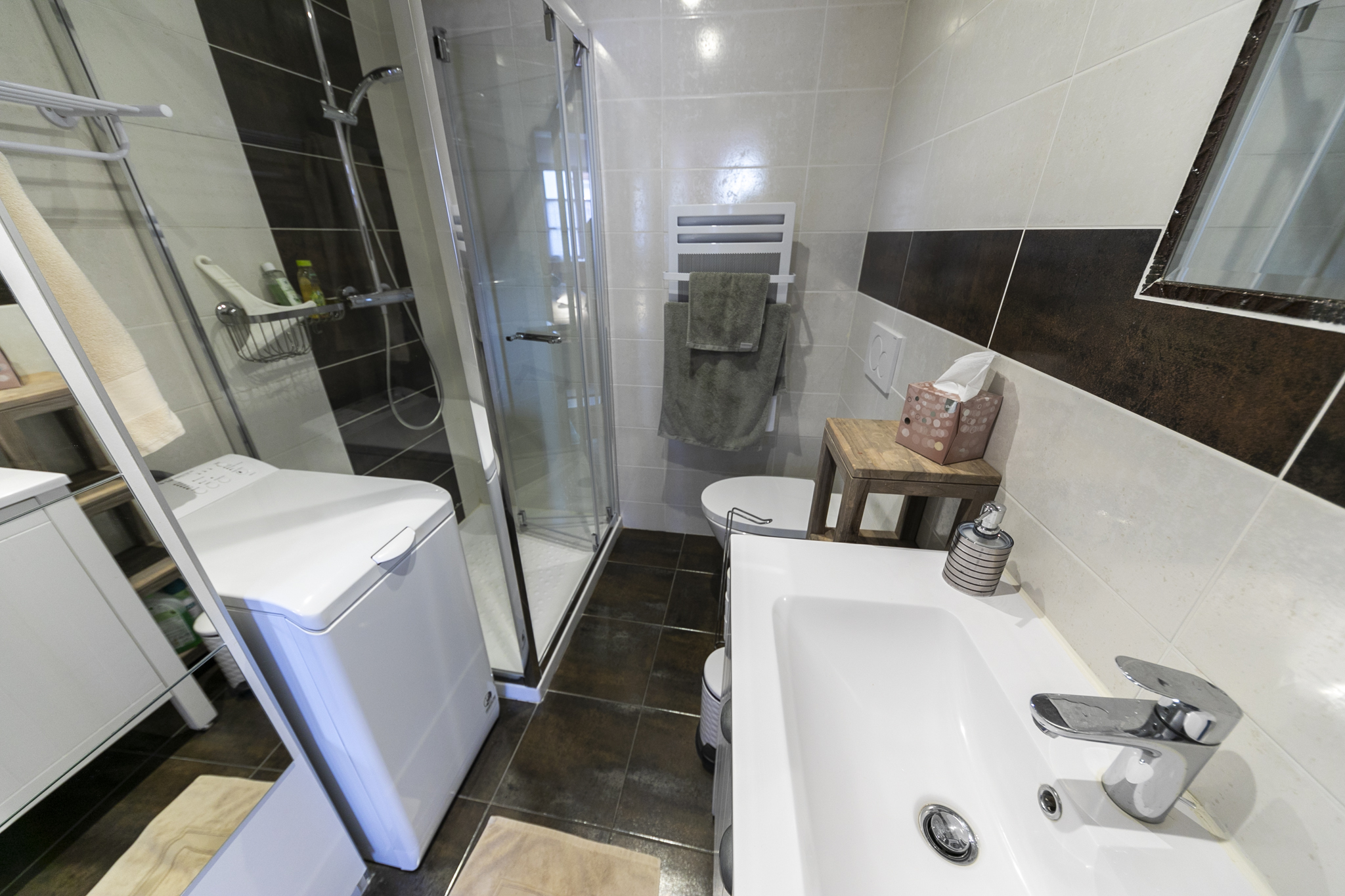 Salle de bain avec douche, lave-linge et vasque