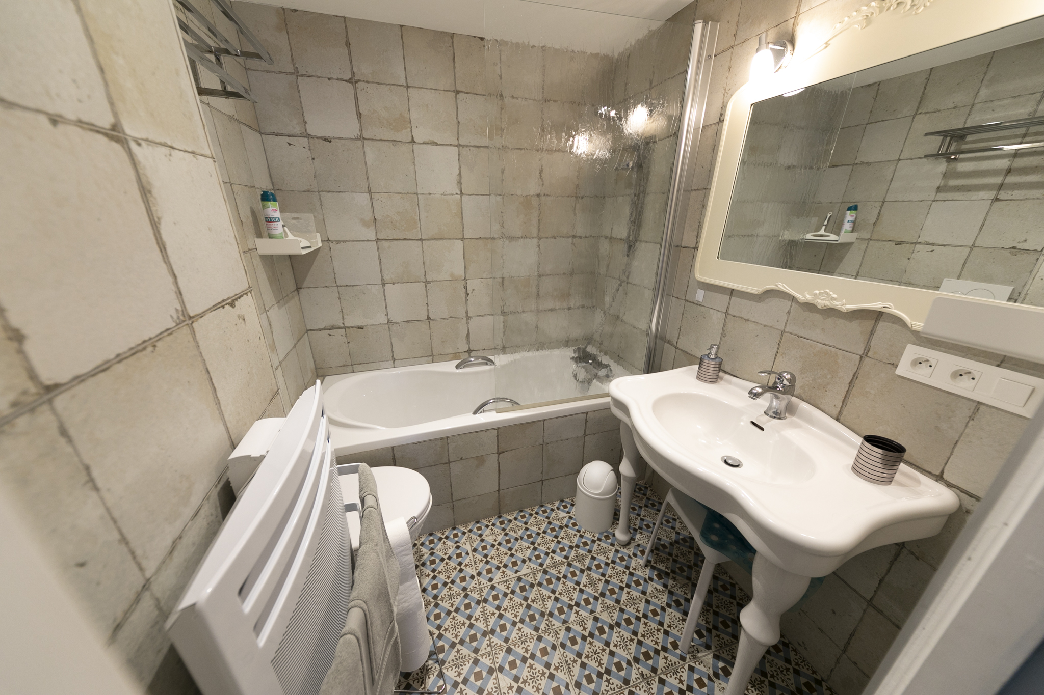 Salle de bain avec baignoire et vasque sur pied